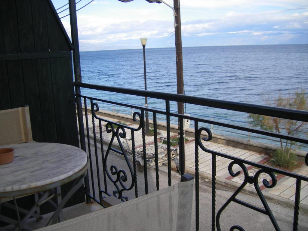 Meliti Guesthouse Akrata Exteriör bild