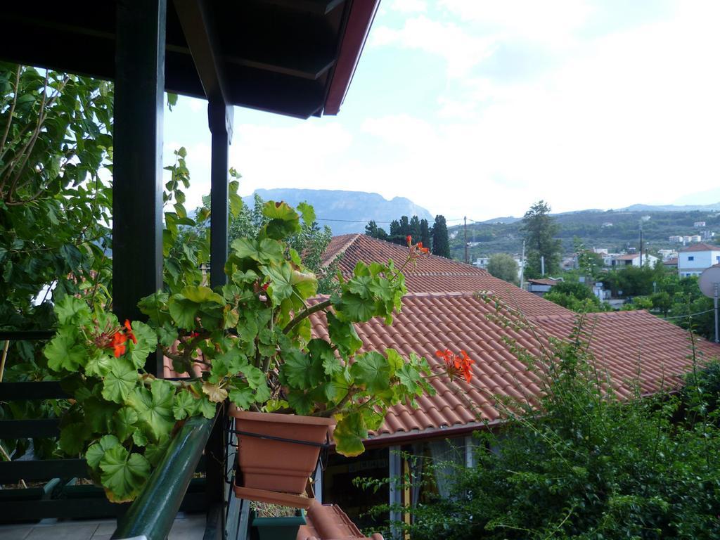 Meliti Guesthouse Akrata Exteriör bild