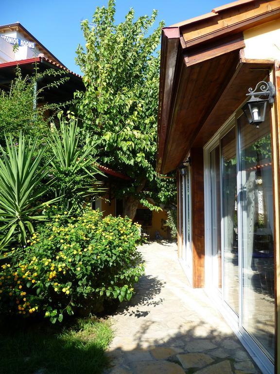 Meliti Guesthouse Akrata Exteriör bild