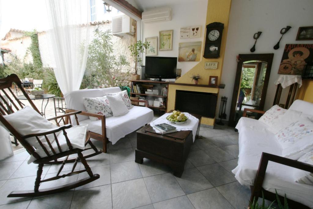 Meliti Guesthouse Akrata Exteriör bild