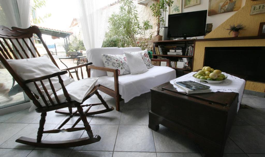 Meliti Guesthouse Akrata Exteriör bild