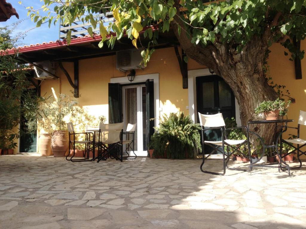 Meliti Guesthouse Akrata Exteriör bild