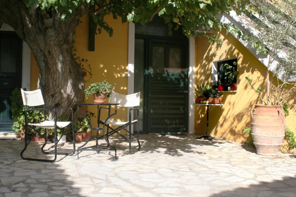 Meliti Guesthouse Akrata Exteriör bild