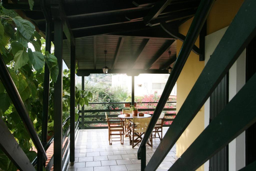 Meliti Guesthouse Akrata Exteriör bild