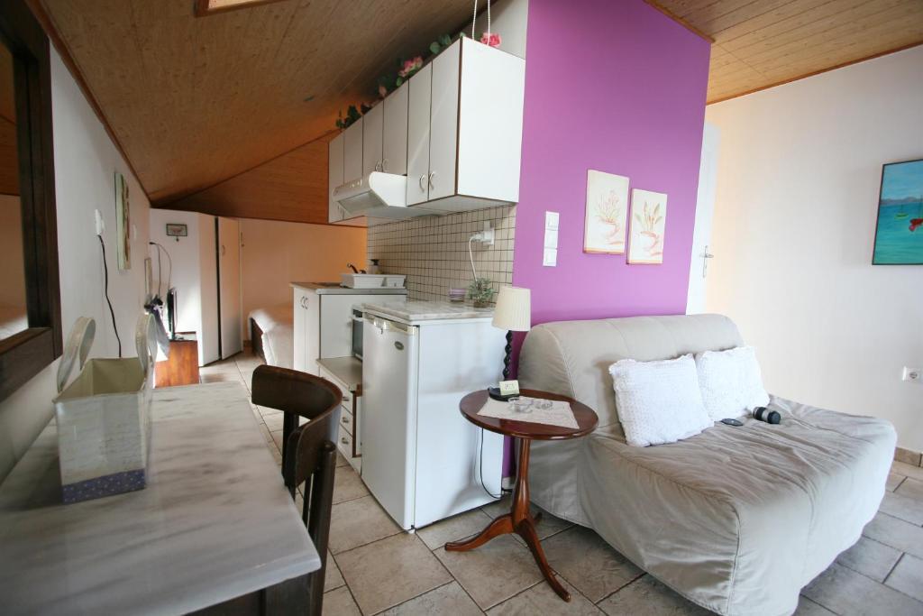 Meliti Guesthouse Akrata Exteriör bild